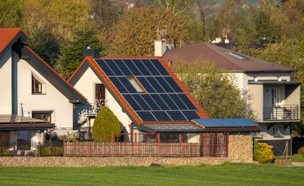 Posiadanie paneli fotowoltaicznych na dachu domu nie będzie obciążone podatkiem, jeśli instalacja sł