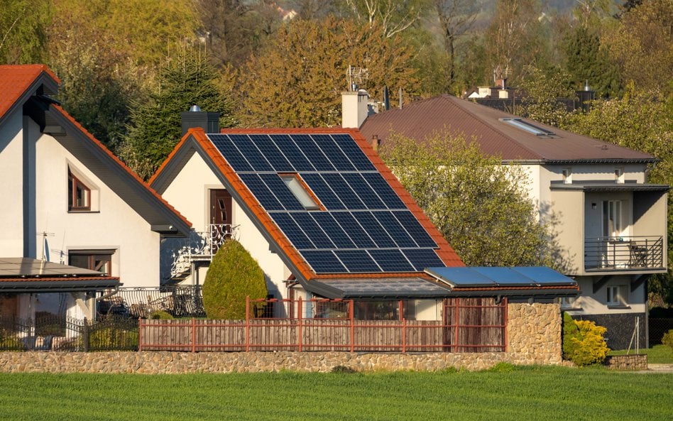Posiadanie paneli fotowoltaicznych na dachu domu nie będzie obciążone podatkiem, jeśli instalacja sł