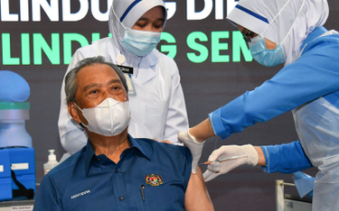 Koronawirus. Premier Malezji się zaszczepił. Otrzymał brawa