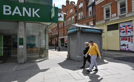 Ofiary koronawirusa. Brytyjski rząd odrzuca porównanie do Włoch