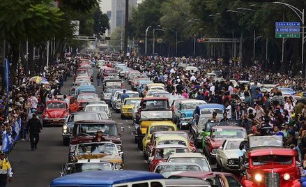 1721 samochodów klasycznych przejechało w jednej kolumnie