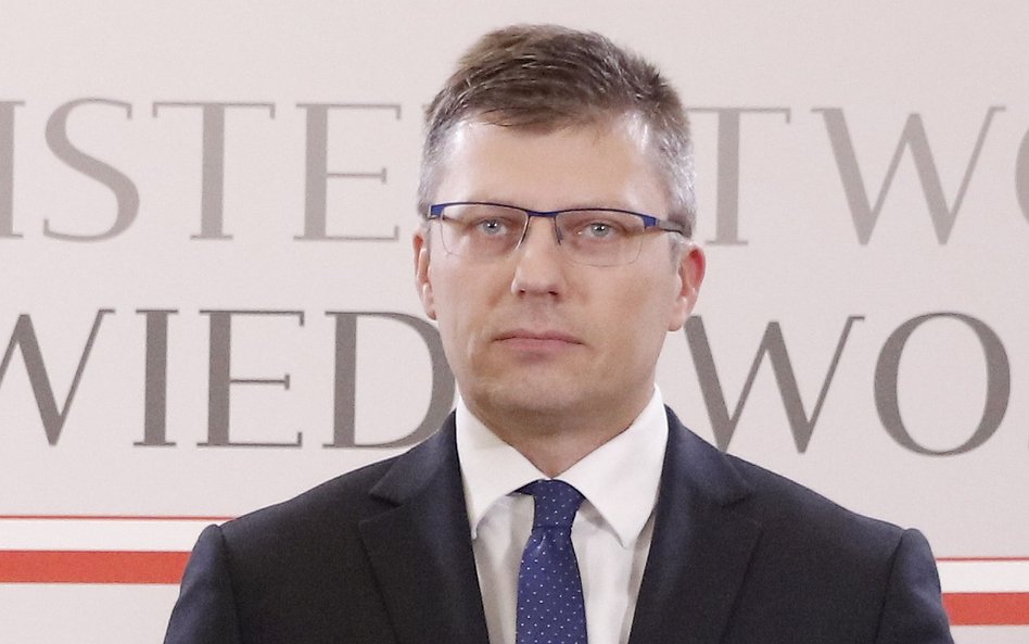 Wiceminister Marcin Warchoł rozdawał w sobotę sadzonki drzew