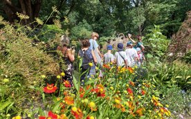 Ten spacer to niezwykła podróż, która wykracza poza tradycyjne lekcje