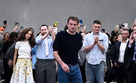 Jonathan Anderson w 2025 roku, podczas jesiennego pokazu dla Diora.