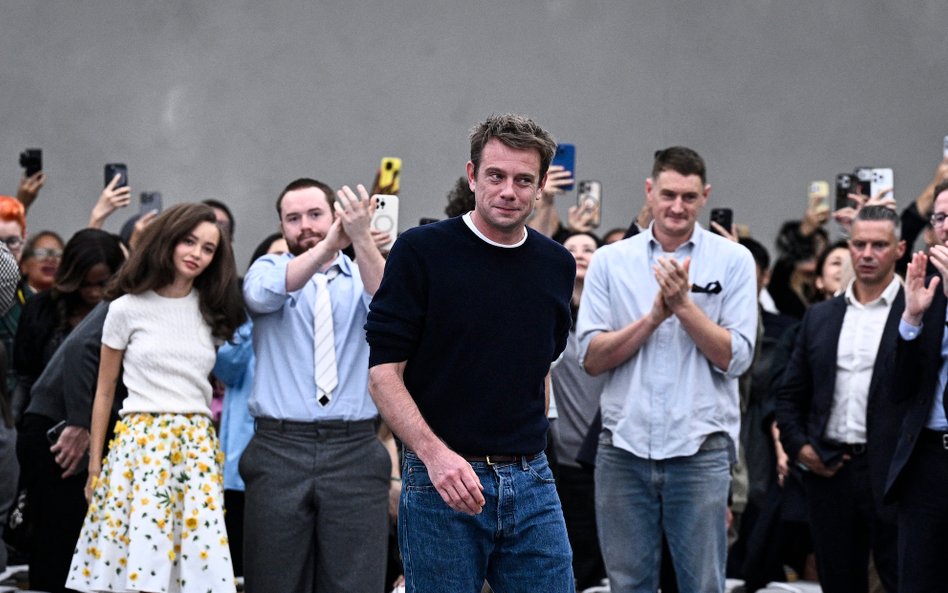 Jonathan Anderson w 2025 roku, podczas jesiennego pokazu dla Diora.