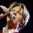 David Bowie w 2002 roku podczas koncertu w Paryżu
