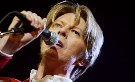 David Bowie w 2002 roku podczas koncertu w Paryżu
