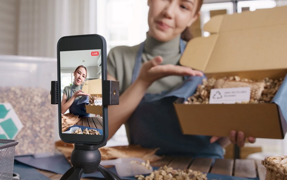 Niezbędnik przedsiębiorcy: buty za reklamę u influencera a VAT * pozłacana figura na koszt firmy? * nowy projekt zmian w PIT * faktura bez NIP a odliczenie VAT * podatek od dzierżawy znaków towarowych