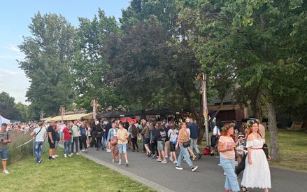 Z każdą godziną na imprezie pojawiało się coraz więcej osób