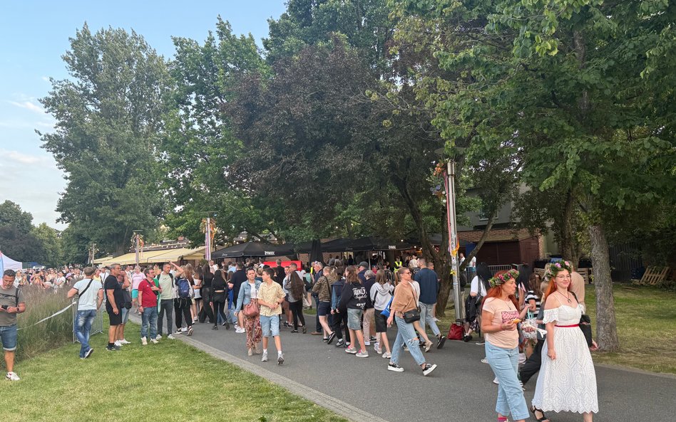 Z każdą godziną na imprezie pojawiało się coraz więcej osób