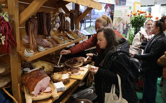 Stoły uginały się od regionalnych produktów i potraw