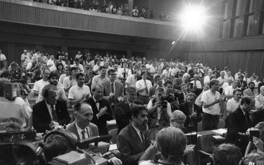 Owacja na stojąco delegatów Zgromadzenia Narodowego Słowenii 25.06.1991 roku