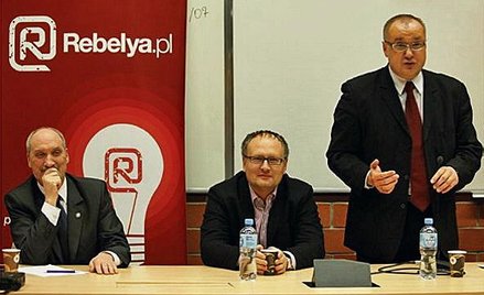 W debacie wzięli udział Antoni Macierewicz (PiS), redaktor naczelny „Rz” Paweł Lisicki i Marek Wikiń