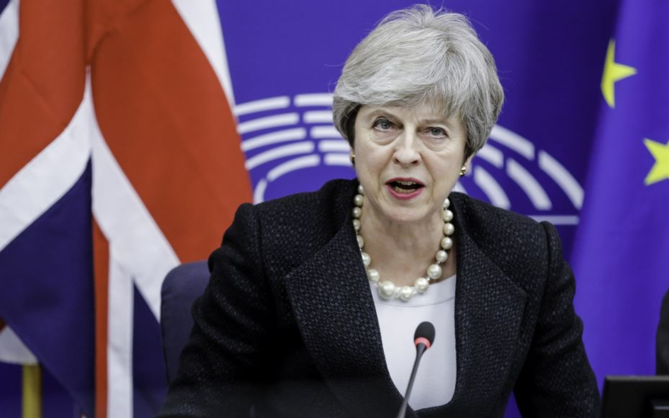 Theresa May: Jeremy Corbyn rozmawia o brexicie, ale gra na czas