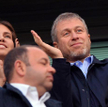 Roman Abramowicz z teraz już byłą żoną Darią Żukową w 2014 r. na trybunach londyńskiego stadionu, na