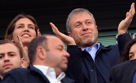 Roman Abramowicz z teraz już byłą żoną Darią Żukową w 2014 r. na trybunach londyńskiego stadionu, na