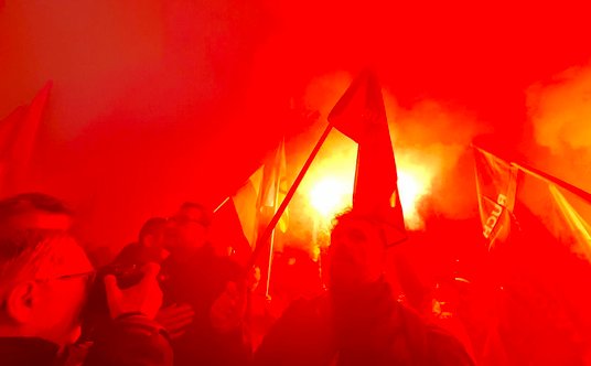 Race odpalone podczas Marszu Niepodległości na rondzie Dmowskiego