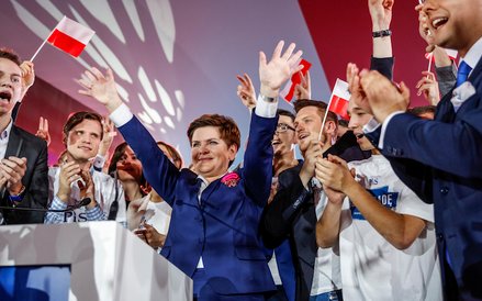 25 października – odbyły się wybory parlamentarne w Polsce. Do Sejmu weszło 5 partii. Po raz pierwsz