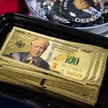 Replika 100-dolarowego banknotu z wizerunkiem prezydenta USA Donalda Trumpa
