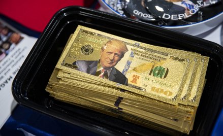 Replika 100-dolarowego banknotu z wizerunkiem prezydenta USA Donalda Trumpa
