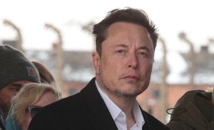 Właściciel Tesli i platformy X Elon Musk podczas wizyty na terenie byłego niemieckiego obozu koncent