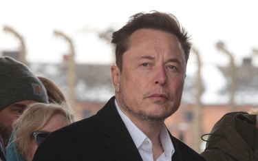 Właściciel Tesli i platformy X Elon Musk podczas wizyty na terenie byłego niemieckiego obozu koncent