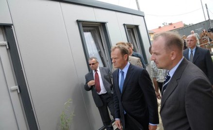 13 sierpnia 2009 r, Sieroniowice (opolskie): Donald Tusk i Robert Węgrzyn odwiedząją poszkodowanych 