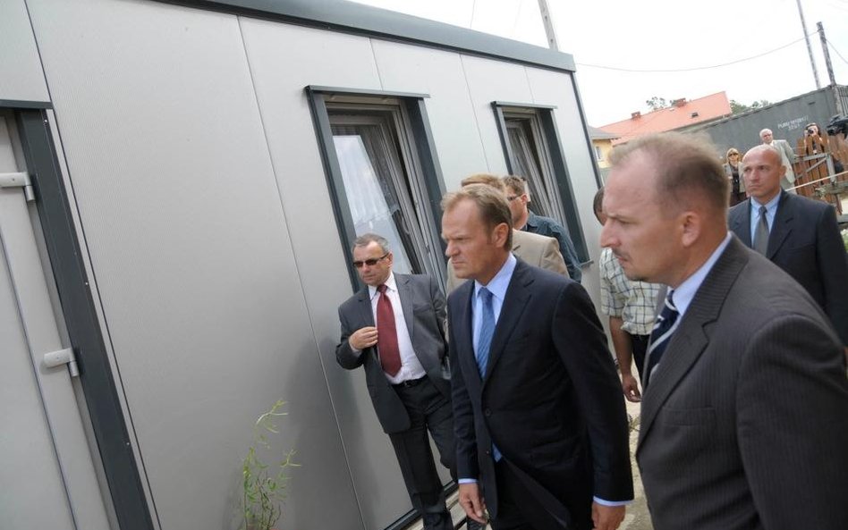 13 sierpnia 2009 r, Sieroniowice (opolskie): Donald Tusk i Robert Węgrzyn odwiedząją poszkodowanych 