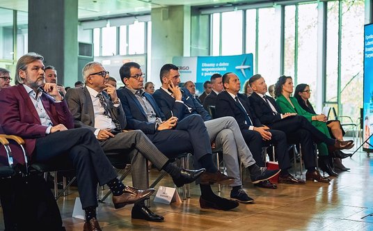 Wykład Andrzeja Betleja zgromadził menedżerów i urzędników. Od lewej: Janusz Śmigielski, wiceprezes 