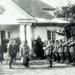Delegacje pułkowe składają życzenia imieninowe w Sulejówku, 1925 rok