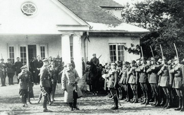 Delegacje pułkowe składają życzenia imieninowe w Sulejówku, 1925 rok