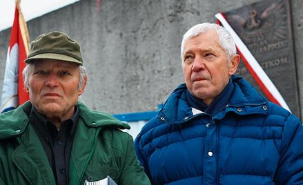 Jerzy i Ryszard Kowalczykowie przed tablicą pamiątkową