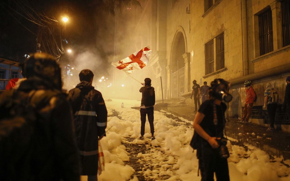 Starcia protestujących z policją w Tbilisi