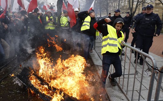 Protest rolników w Warszawie. Przed KPRM protestujący spalili trumnę z tabliczką "Rolnik. Żył 20 lat