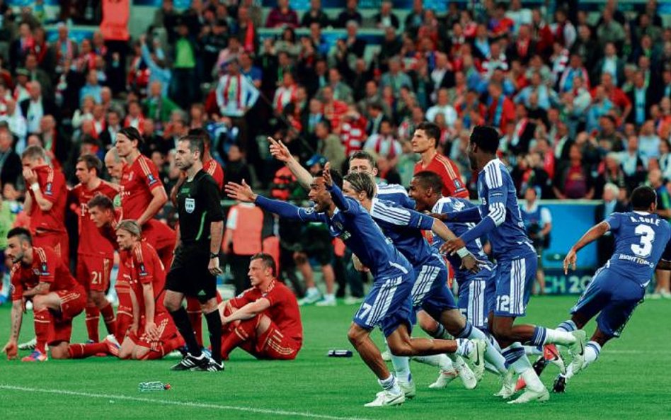 Didier Drogba przed chwilą strzelił decydujący rzut karny. Radość Chelsea, smutek Bayernu. Bastian S