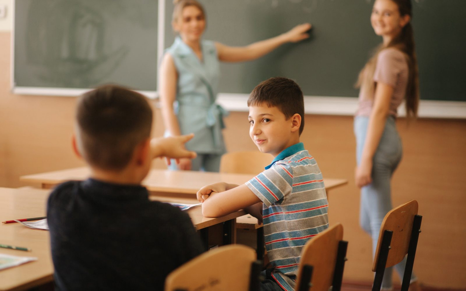 Mało uczniów w najmłodszych klasach. „Z każdym dniem będzie więcej”