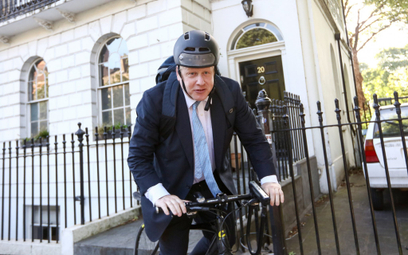 Premier Wielkiej Brytanii Boris Johnson, zanim zaraził się koronawirusem, lubił się poruszać po Lond