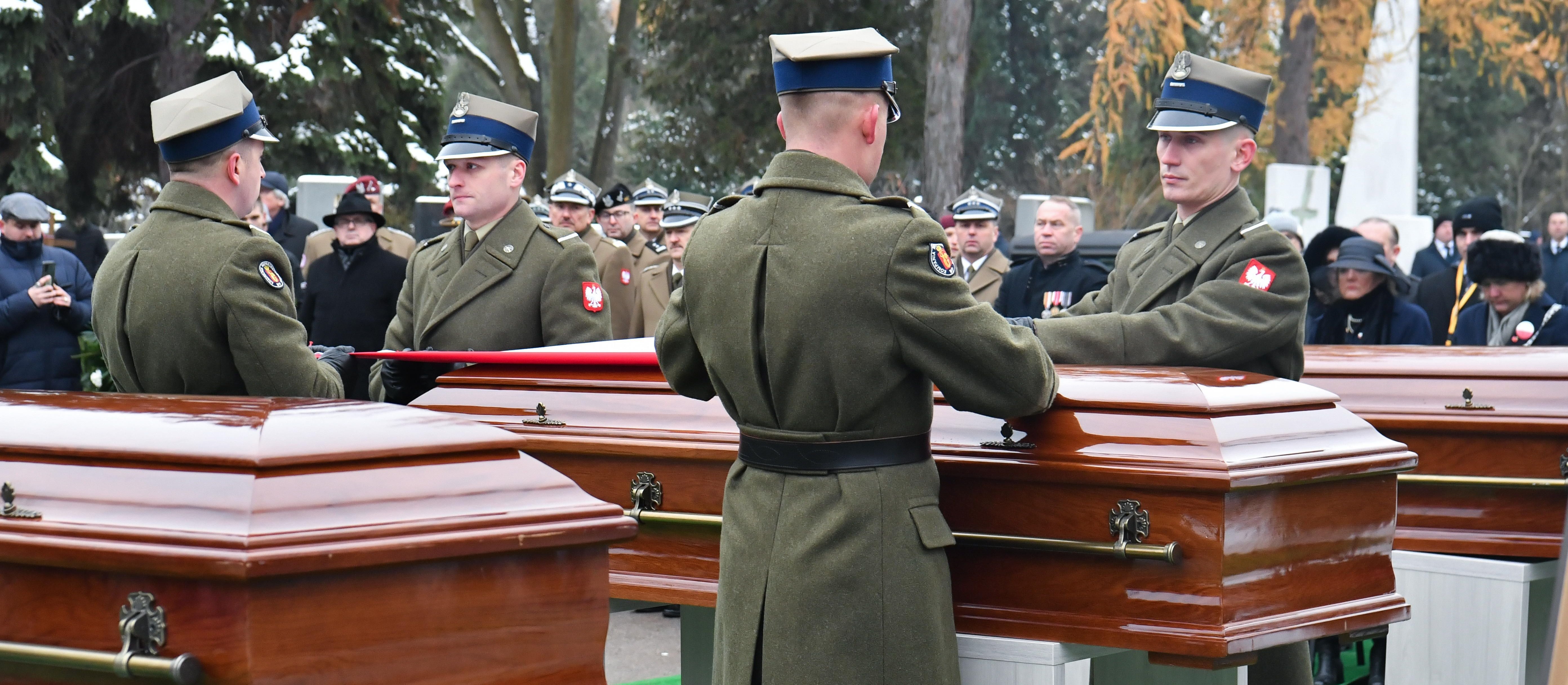 Rząd Donalda Tuska rezygnuje z upamiętnienia bohaterów spoczywających za granicą