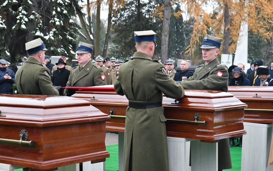 Złożenie prochów generała Stanisława Kopańskiego i podpułkownika Stefana Eichlera oraz ich małżonek 