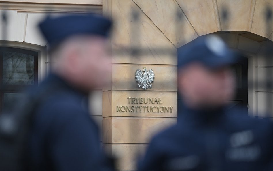 Policja weszła na teren Trybunału Konstytucyjnego. „Ryzyko zakłóceń porządku publicznego”