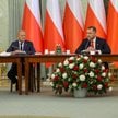 Prezydent Karol Nawrocki (P), premier Donald Tusk (2P) oraz wicepremier, minister obrony narodowej W