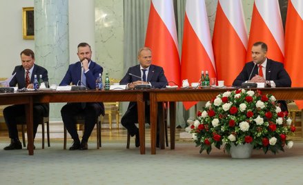 Prezydent Karol Nawrocki (P), premier Donald Tusk (2P) oraz wicepremier, minister obrony narodowej W