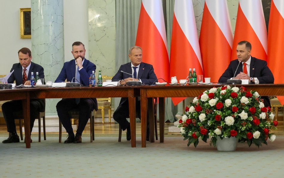 Prezydent Karol Nawrocki (P), premier Donald Tusk (2P) oraz wicepremier, minister obrony narodowej W