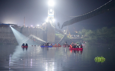Kilkaset osób wpadło do wody, gdy zerwał się 230-metrowy most nad rzeką Manchhu
