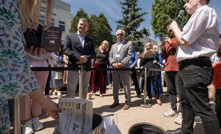 Przedstawiciele Akademii Leona Koźmińskiego włożyli do kapsuły czasu m.in. wydanie dziennika „Rzeczp