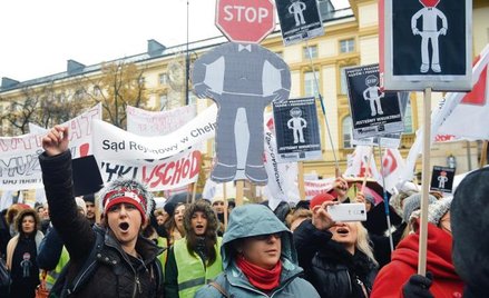 Żądamy podwyżek! Demonstracja pracowników sądownictwa 13 listopada w Warszawie. Jeden z niezliczonyc