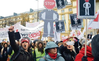 Żądamy podwyżek! Demonstracja pracowników sądownictwa 13 listopada w Warszawie. Jeden z niezliczonyc