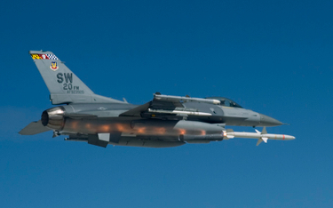 Odpalenie pocisku przeciwradiolokacyjnego rodziny AGM-88 HARM przez amerykański F-16C.