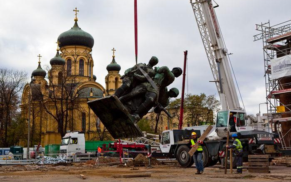 Demontaż pomnika "Czterech śpiacych" na Pradze-Północ