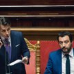 Włoski premier Giuseppe Conte (z lewej) i wicepremier Matteo Salvini mają trudne zadanie. Naród ocze